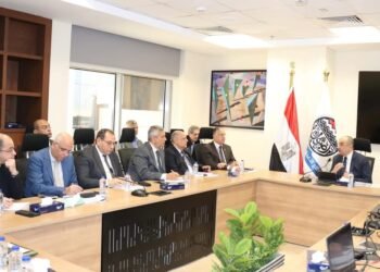 وزير قطاع الأعمال يجتمع برؤساء الشركات القابضة لمتابعة تنفيذ خطط العمل