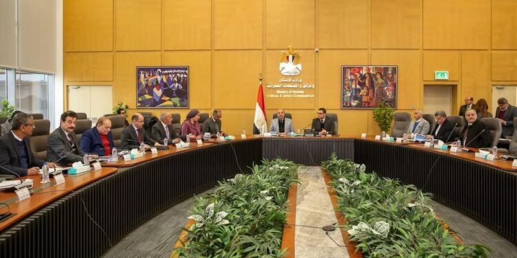 وزيرا الإسكان وقطاع الأعمال العام يعقدان اجتماعا لمتابعة تطورات العمل في المشروعات المشتركة