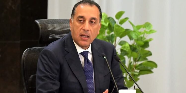 رئيس الوزراء يتفقد مشروعات “اقتصادية قناة السويس”.. ويفتتح مصانع بـ”السخنة”