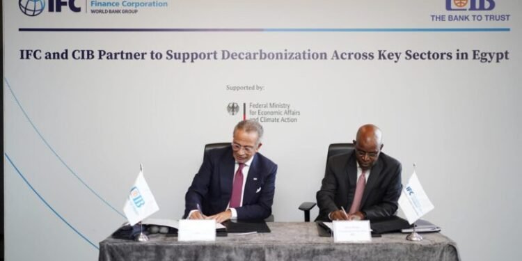  مؤسسة التمويل الدولية وCIB يوقعان شراكة لدعم جهود الحد من الانبعاثات الكربونية