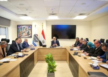 وزير قطاع الأعمال العام يستعرض موقف تنفيذ عدة مشروعات لزيادة الإنتاج والصادرات