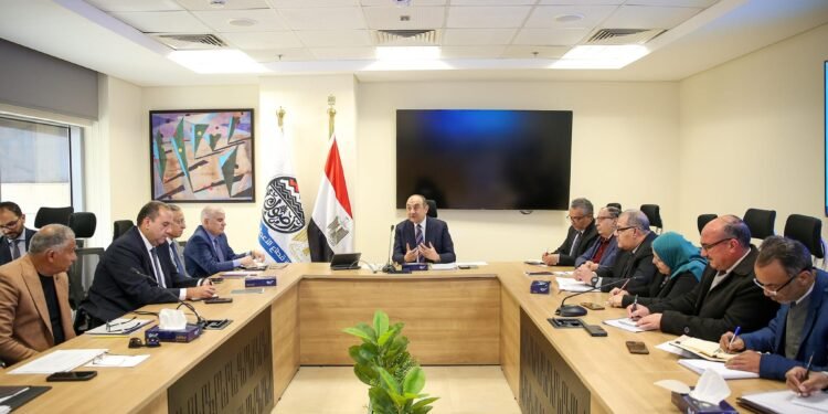 وزير قطاع الأعمال العام يستعرض موقف تنفيذ عدة مشروعات لزيادة الإنتاج والصادرات