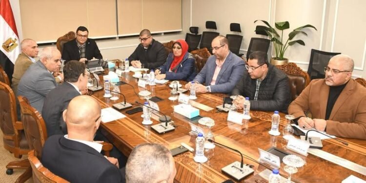 رئيس بنك التعمير والإسكان يستعرض تجهيزات التعامل مع طروحات الإسكان عبر فروع البنك