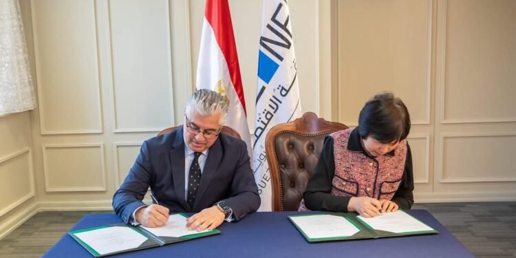 رئيس اقتصادية قناة السويس يُوقع مشروعين جديدين بالقنطرة لصناعات المنسوجات