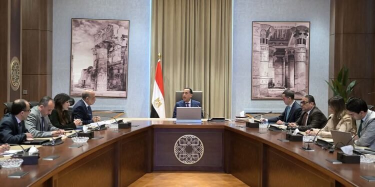 رئيس الوزراء يؤكد على استمرار الحكومة في تنفيذ برنامج الطروحات الحكومية