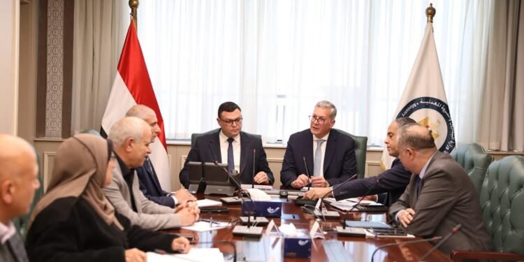 وزيرا “البترول” و”الإسكان” يبحثان مد شبكات الغاز الطبيعي للإسكان الاجتماعي