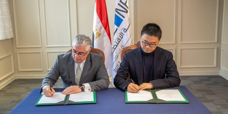 رئيس اقتصادية القناة يوقع عقد مشروع “جولد ستار فاشون” لتصنيع الملابس الجاهزة بالقنطرة