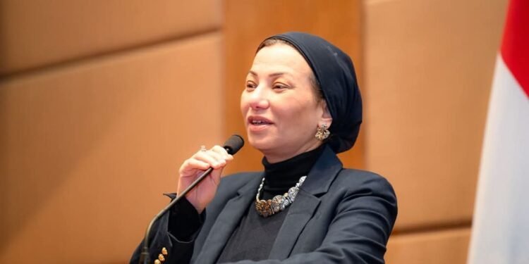 وزيرة البيئة: العامل البشرى أساس نجاح منظومة إدارة المخلفات وخط الدفاع الأول فى الازمات