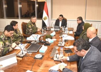 وزير الإسكان يتابع مع مسئولي الهيئة الهندسية ملفات العمل والمشروعات المشتركة