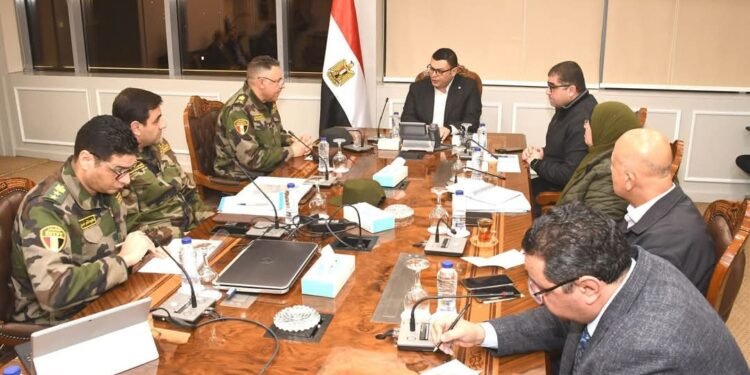 وزير الإسكان يتابع مع مسئولي الهيئة الهندسية ملفات العمل والمشروعات المشتركة