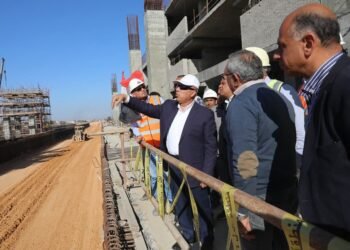 وزير النقل يتفقد مشروع الخط الأول من القطار الكهربائي السريع السخنة- العلمين