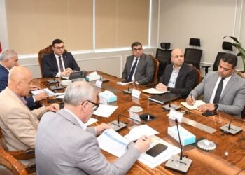 وزير الإسكان يتابع موقف أعمال صيانة الطرق والمحاور بالمدن الجديدة