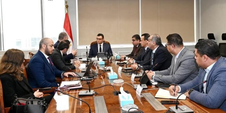 وزير الإسكان يستعرض مقترحًا للمخطط الاستراتيجي لتنمية منطقة غرب رأس الحكمة