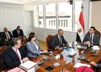 وزير الإسكان يبحث سبل التعاون مع إحدى الشركات الألمانية المتخصصة في مجال مياه الشرب