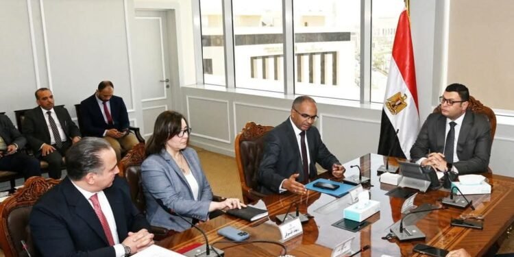 وزير الإسكان يبحث سبل التعاون مع إحدى الشركات الألمانية المتخصصة في مجال مياه الشرب