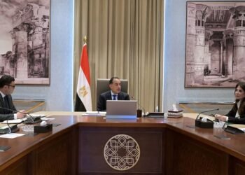 رئيس الوزراء يتابع الجهود الحكومية في ملف تحلية مياه البحر