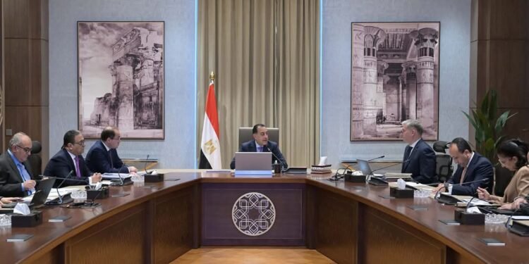 مدبولى يتابع معدلات إنتاج الغاز الطبيعي وخطط الإنتاج والاستكشاف بالبحر المتوسط