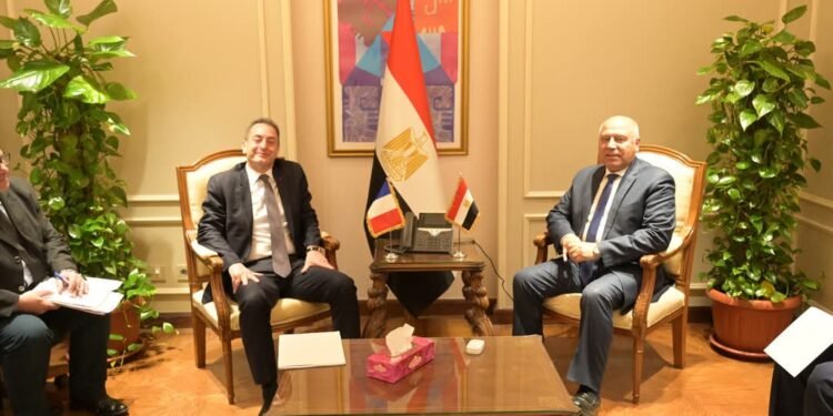 وزير الصناعة يبحث مع السفير الفرنسي تطورات بدء إنشاء مجمع ألستوم الصناعي