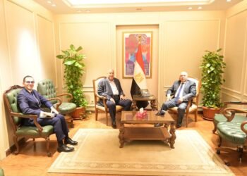 وزيرا الصناعة والاستثمار  يبحثان مع غرفة القاهرة التجارية آليات النهوض بصناعة الحديد والصلب في مصر
