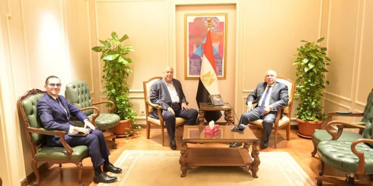 وزيرا الصناعة والاستثمار  يبحثان مع غرفة القاهرة التجارية آليات النهوض بصناعة الحديد والصلب في مصر