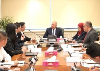 وزير الصناعة يبحث مع مجموعة صينية إقامة مجمع صناعي لإنتاج الأدوات المكتبية