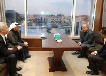 وزير الكهرباء يتابع الخطوات التنفيذية لمشروعات الطاقة الشمسية وطاقة الرياح