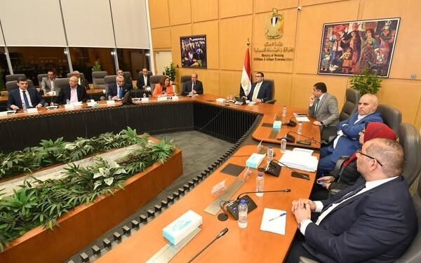 وزير الإسكان يوجه بسرعة الانتهاء من تنفيذ الوحدات المتبقية بعدد من المشروعات لتسليمها للحاجزين