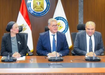 وزراء البترول والبيئة والطيران يبحثون التعاون في مشروع إنتاج وقود الطائرات المستدام