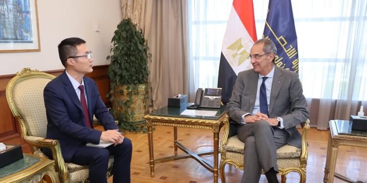 وزير الاتصالات يبحث مع شركة هواوي حلول الذكاء الاصطناعى والتحول الرقمي