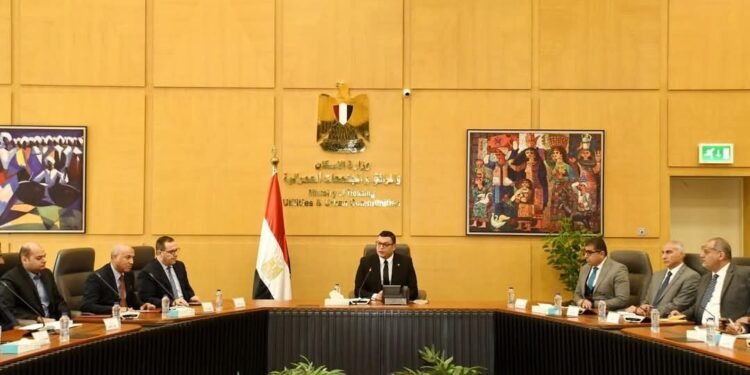 وزير الإسكان يلتقي مطوري الساحل الشمالي لبحث فرص التعاون وتنمية المنطقة