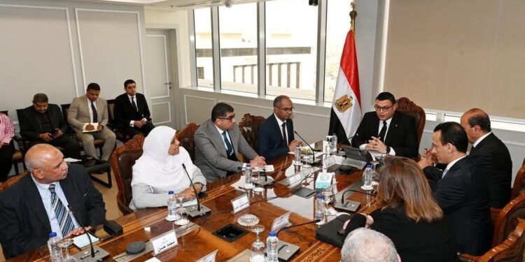 وزير الإسكان يشدد بضرورة متابعة المشروعات لسرعة الانتهاء منها