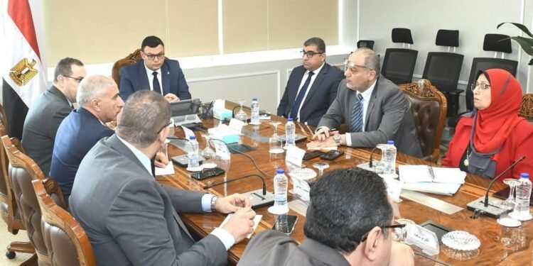 وزير الإسكان يتابع آليات طرح الأراضي والفرص الاستثمارية بالمدن الجديدة