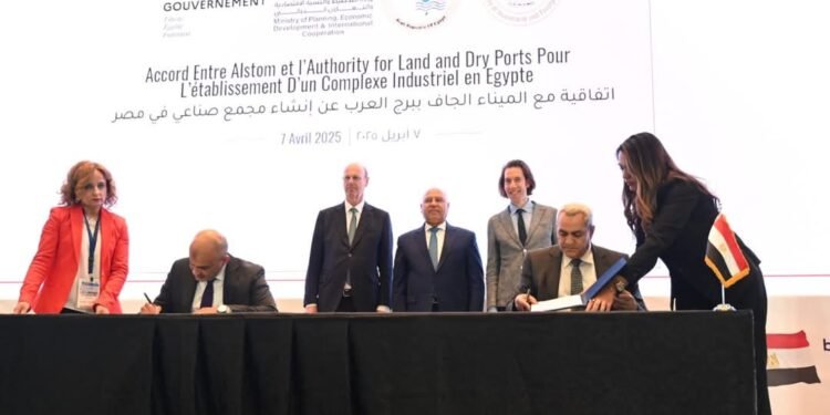 وزير الصناعة ونظيره الفرنسي يشهدان توقيع عقد أرض مجمع “ألستوم” الصناعي على 40 فدانًا