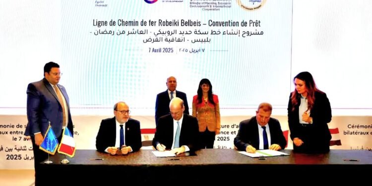 النقل: توقيع اتفاق تنفيذ خط سكك حديد “الروبيكي – العاشر من رمضان – بلبيس”