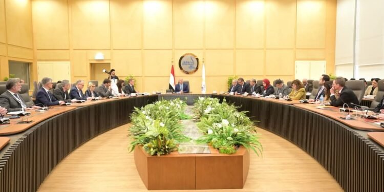 وزير الصناعة: التنسيق مع السفارة الفرنسية لوضع قائمة للمشروعات المقترحة للتعاون المشترك