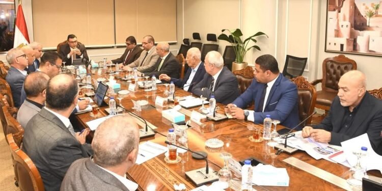 وزير الإسكان يتابع الأعمال الجارية بـ “كمبوند مزارين” بالعلمين الجديدة