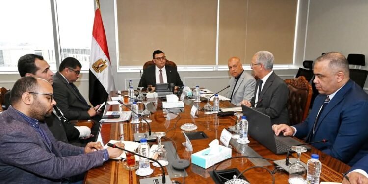 وزير الإسكان يُتابع موقف توريد وتركيب عدادات المياة مسبقة الدفع بالمدن الجديدة