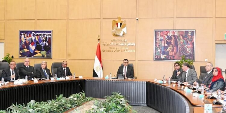 وزير الإسكان يتابع موقف تنفيذ مشروعات “حياة كريمة” بمحافظتي أسيوط والمنيا