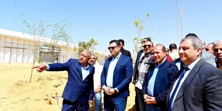 وزير الإسكان يقوم بجولة موسعة بمشروع “حدائق تلال الفسطاط” سيرًا على الأقدام