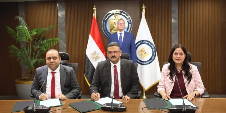 “البترول” و”أنجلو جولد” توقعان اتفاقية استغلال الذهب والمعادن بالصحراء الشرقية