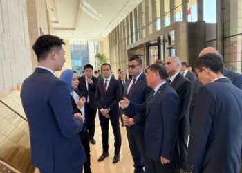 وزير الإسكان يواصل جولاته بالصين بتفقد منطقة الأعمال المركزية بـ”بكين”