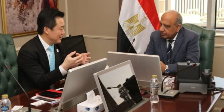 وزير الكهرباء يبحث مع هواوى التعاون فى “الطاقة المتجددة وأنظمة التخزين”