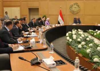 وزير الكهرباء يواصل مراجعة الإجراءات الخاصة بتأمين التغذية الكهربائية خلال فصل الصيف