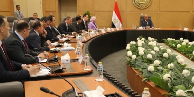 وزير الكهرباء يواصل مراجعة الإجراءات الخاصة بتأمين التغذية الكهربائية خلال فصل الصيف