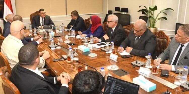 وزير الإسكان يلتقي مسئولي “منصة مصر العقارية” لاستعراض أوجه التعاون بملف التحول الرقمي