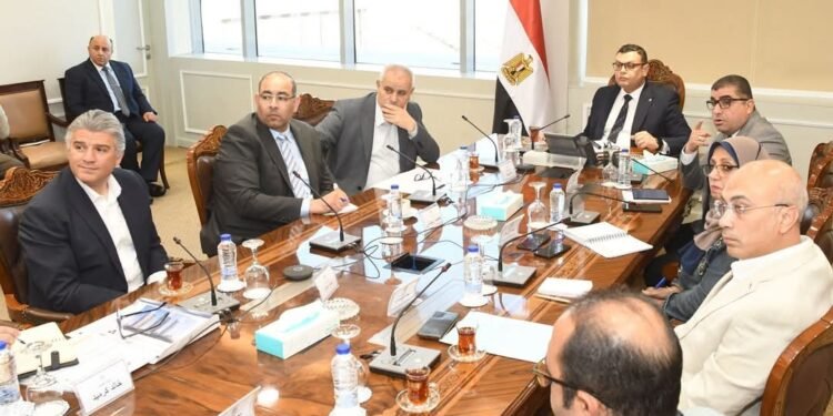 وزير الإسكان: تقديم كل الدعم لشركات المقاولات الوطنية لتنفيذ المشروعات بالمواعيد المحددة