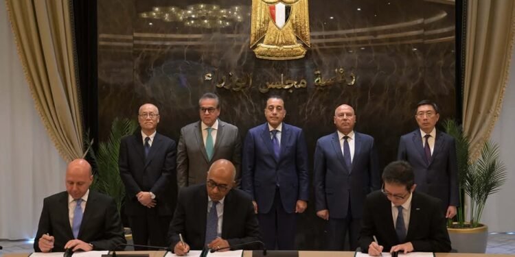 رئيس الوزراء يشهد توقيع اتفاق للتصنيع المحلي لأكياس وقِرَب جمع الدم بالشراكة مع شركة JMS اليابانية