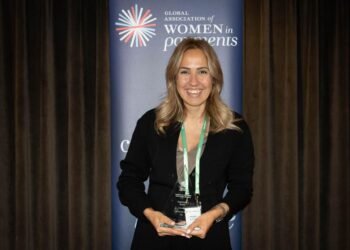 ملاك البابا تفوز بجائزة الإلهام “Inspiration Award” لمنطقة أوروبا والشرق الأوسط وإفريقيا