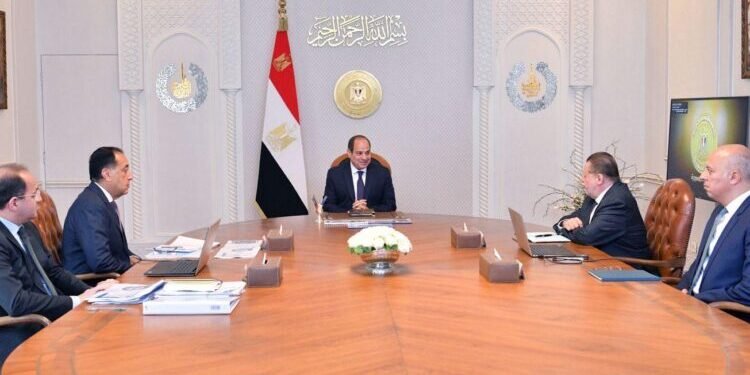 السيسي يتابع مستجدات تنفيذ برنامج الإصلاح الاقتصادي مع مدبولي ومحافظ البنك المركزي