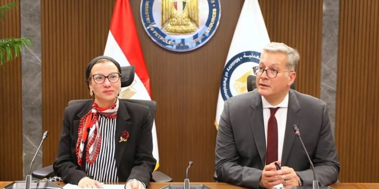 وزيرا البترول والبيئة يناقشان سبل خفض الانبعاثات الكربونية في مصر